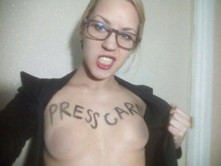 Femen пожаловалась на полицейских, которые для "сбора вещественных доказательств" фотографировали их обнаженную активистку