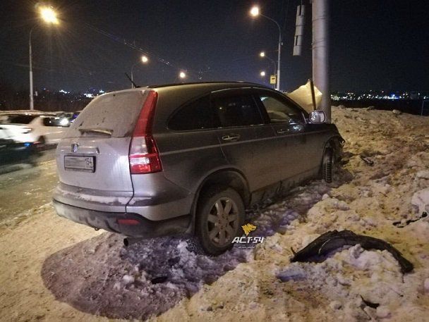 В российском Новосибирске во время салюта автомобиль врезался в толпу, погибли женщина и ее трехлетний сын