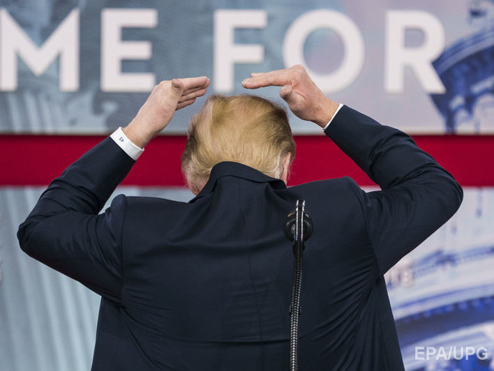 "Я пытаюсь скрыть эту лысину, как могу". Трамп пошутил о своей прическе и показал, как укладывает волосы. Видео