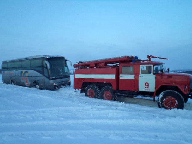 В Киевской области из сугроба вытащили автобус с 19 иностранцами