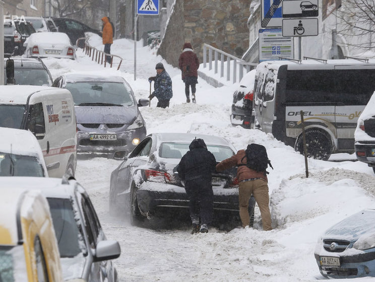 В Киеве из-за снегопада образовались девятибалльные пробки