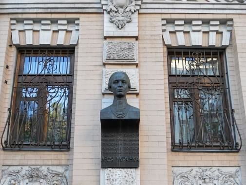 У Києві з фасаду музею Лесі Українки вкрали бюст поетеси