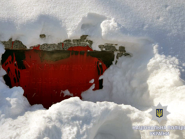 В Харькове облили красной краской памятник воинам УПА