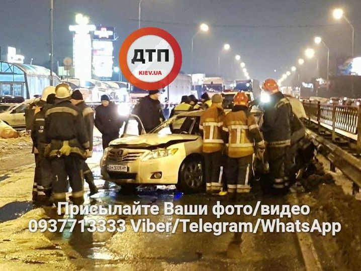 У Києві в автомобіль кинули дві гранати, є постраждалий, рух у бік Броварів перекрито