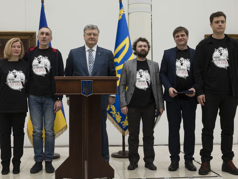 На врученні Шевченківської премії пройшов флешмоб на підтримку Сенцова. Фоторепортаж