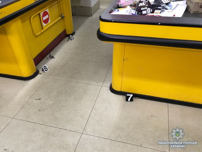 В Киеве покупатель из-за ссоры с кассиром открыл огонь в магазине