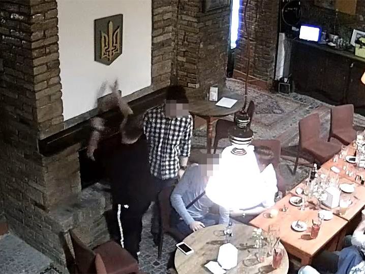 Україна вислала польського студента, який спалив стилізований тризуб у кафе Тернополя