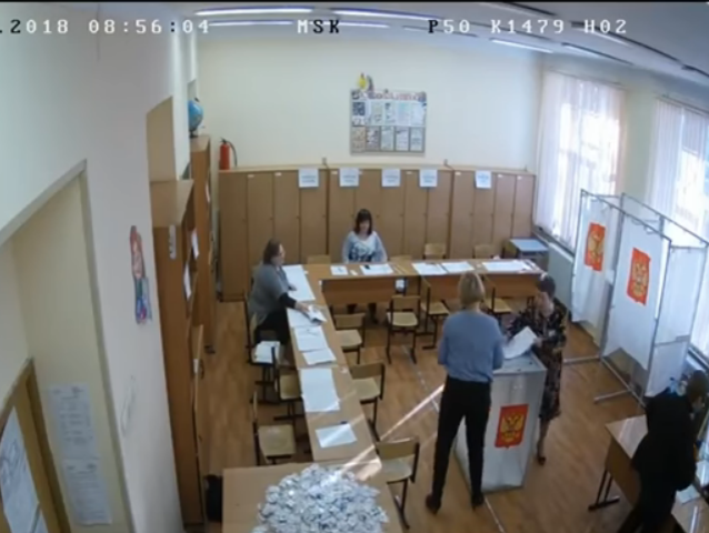 В подмосковных Люберцах члены избирательной комиссии устроили вброс бюллетеней. Видео