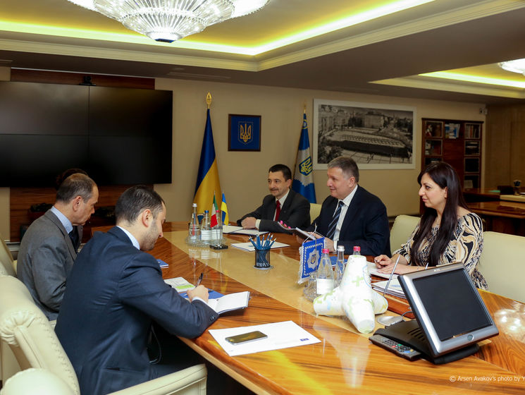 Аваков і посол Італії в Україні обговорили завершення попереднього розслідування у справі нацгвардійця Марківа