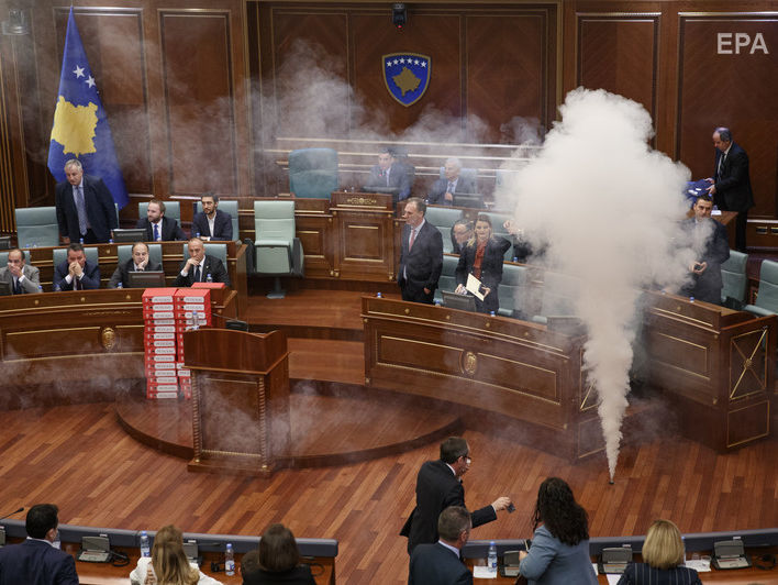 В парламенте Косово во время голосования за соглашение о демаркации границ с Черногорией распылили слезоточивый газ
