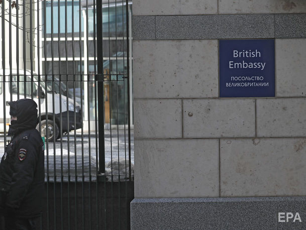 23 британські дипломати покинули посольство у Москві