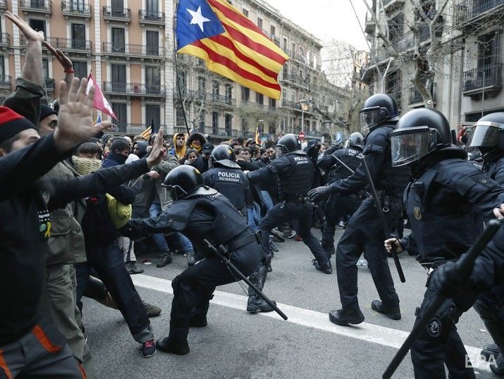 Во время протестов в Каталонии пострадало 52 человека, трое задержаны
