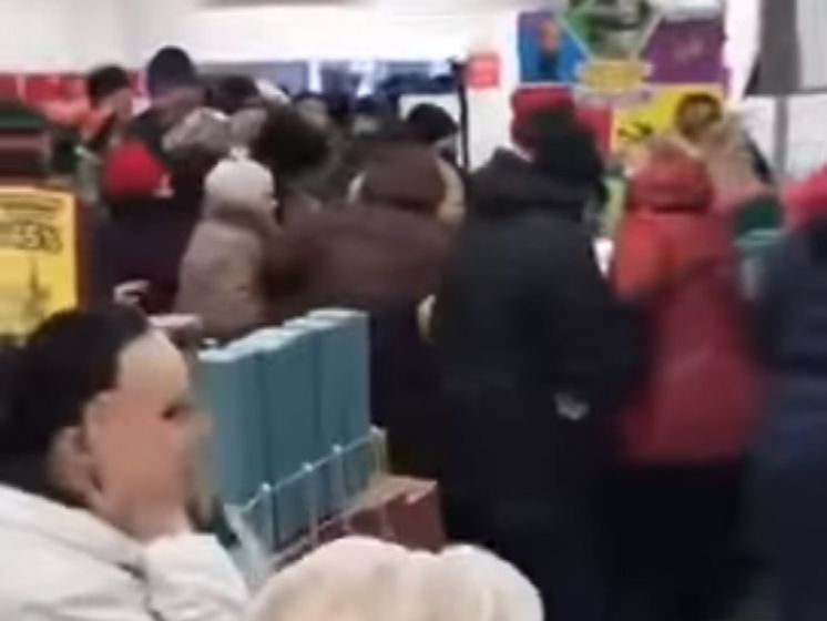 У російському магазині відвідувачі влаштували тисняву через акційні чашки та іграшки. Відео