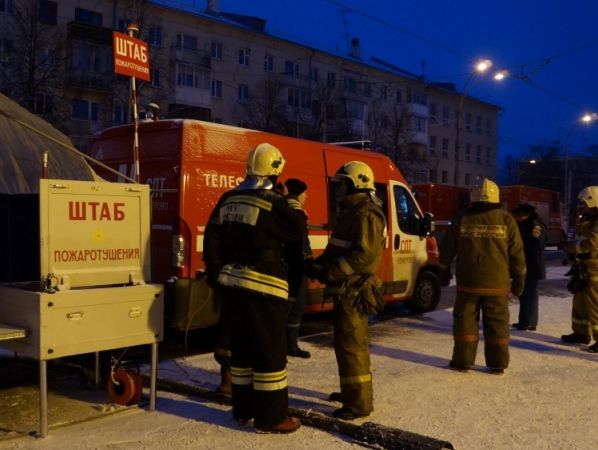 "Мужики, сейчас точно задохнемся". Посетители торгового центра в Кемерово пытались выбраться из горящего здания. Видео