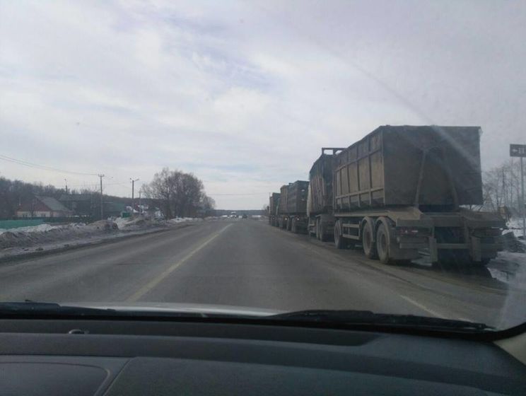 Жители Коломны перекрыли дорогу на мусорный полигон и отказались выпускать мусоровозы из Москвы
