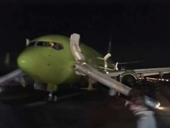 В московском аэропорту Домодедово задымился самолет с пассажирами 