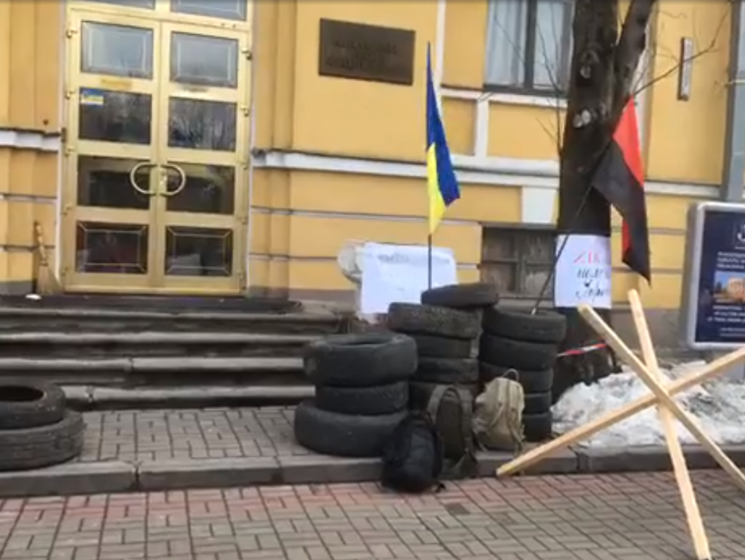 Активисты "Братства" начали пикетировать ZIK, так как его якобы намерен купить Медведчук. На канале опровергают