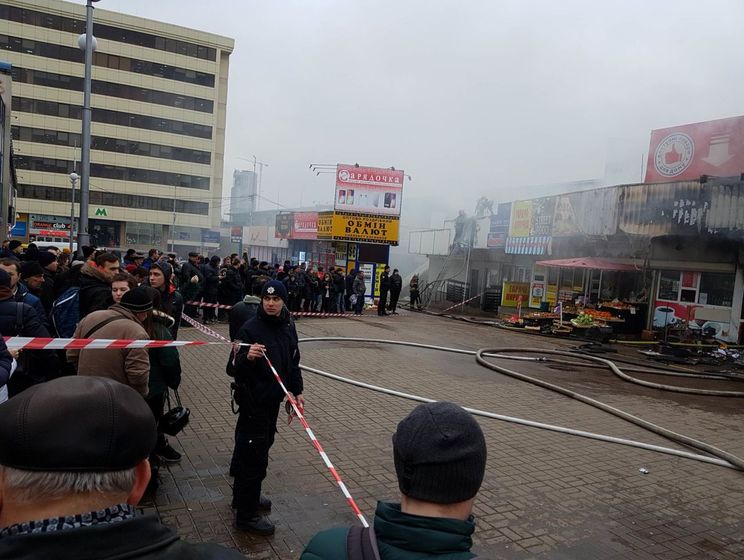 У Києві загасили пожежу в магазині біля станції метро "Лівобережна"