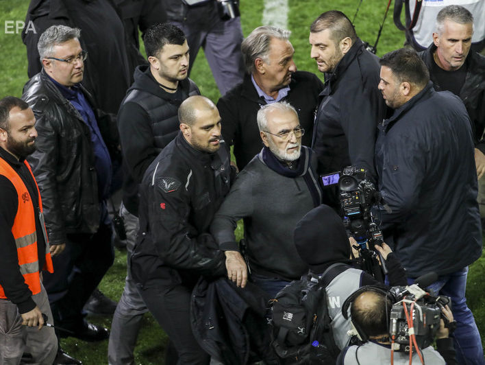 Президента греческого клуба ПАОК, выбежавшего на поле с пистолетом, дисквалифицировали на три года