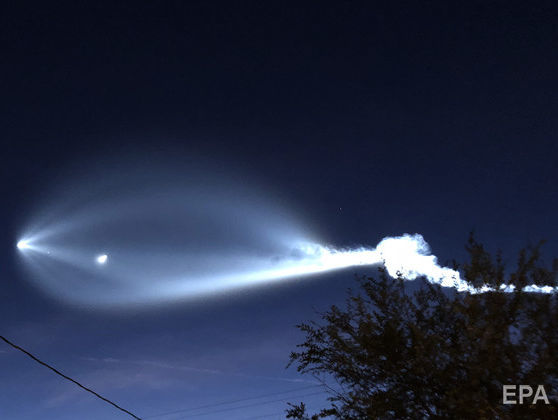 Компанія SpaceX запустила ракету Falcon 9 із десятьма комунікаційними супутниками