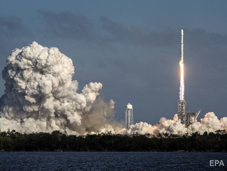 Компания SpaceX запустила ракету Falcon 9 c космическим кораблем Dragon