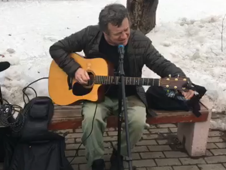 Лидер "АукцЫона" дал уличный концерт в поддержку главы "Мемориала" Карелии, которому грозит девять лет тюрьмы. Видео