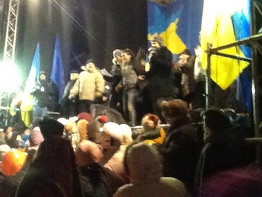 Лидеры оппозиции выступили со сцены Евромайдана, призвав продержаться до рассвета