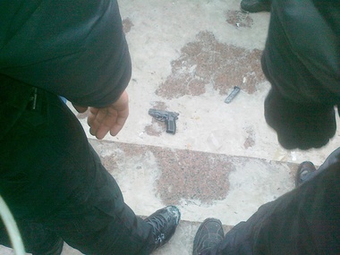 Штурмующие КГГА силовики были вооружены газовыми и травматическими пистолетами