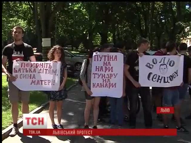 Несколько десятков митингующих возле российского консульства во Львове требовали освобождения проукраинских активистов в Крыму