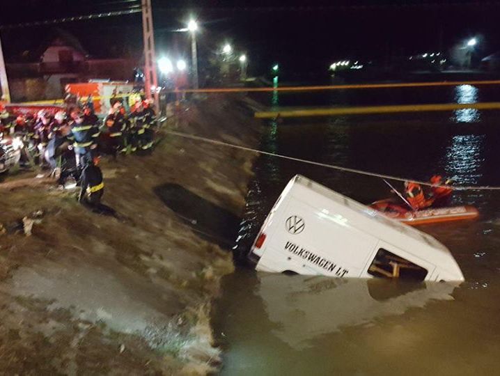 В Румынии микроавтобус упал в реку, погибли девять человек