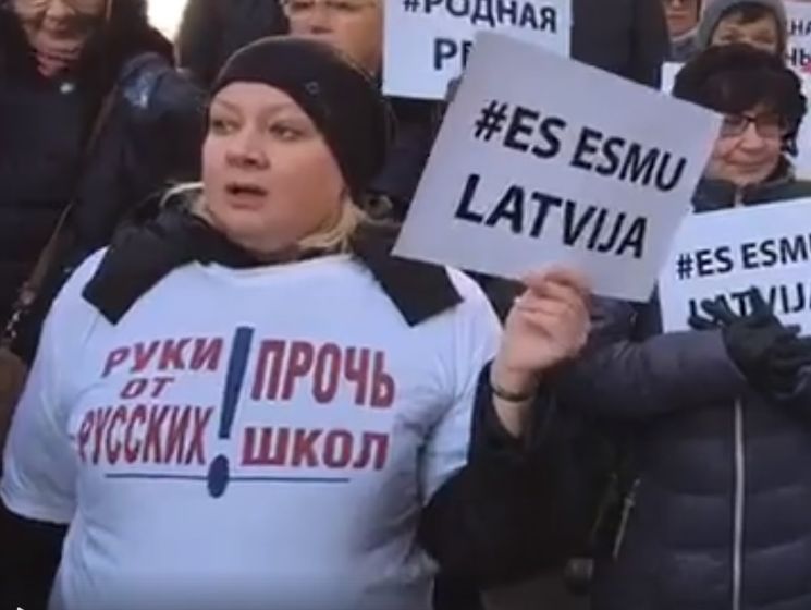 Женщина, выдававшая себя за одесситку и "беженку из Киева", появилась на митинге в Риге с плакатом "Я – Латвия" – СМИ