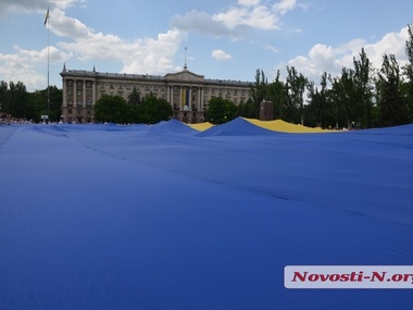 В Николаеве на Параде вышиванок развернули самый большой флаг Украины. Фоторепортаж