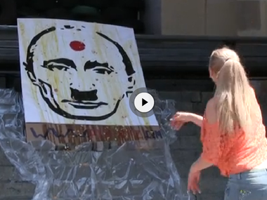 В Киеве забросали яйцами портрет Путина