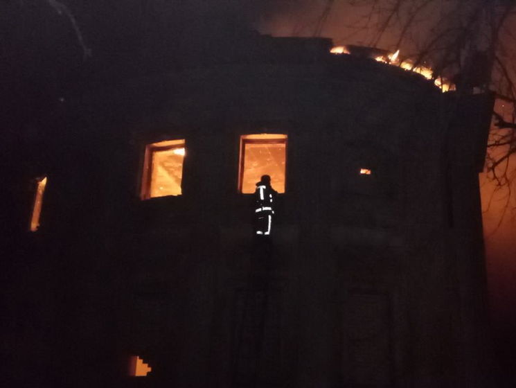 В Харьковской области горит здание бывшей усадьбы Шидловских