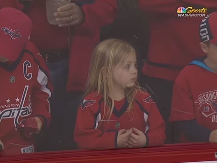 Игрок НХЛ с третьей попытки сумел передать шайбу девочке-болельщице. Видео
