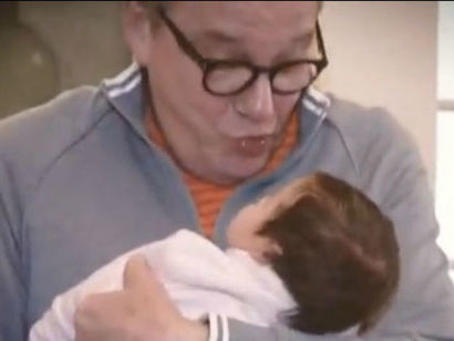 78-летний Эммануил Виторган показал новорожденную дочь и расплакался