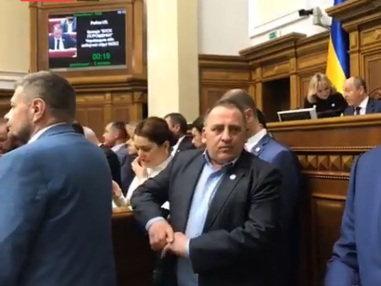 Радикальна партія заблокувала трибуну Верховної Ради через закон про чорнобильців