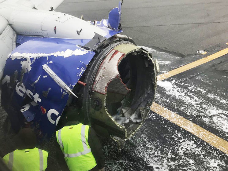 У США пасажирський літак здійснив екстрену посадку, одна людина загинула