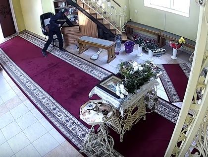 В Тернополе мужчина, трижды перекрестившись, украл деньги из церкви. Видео