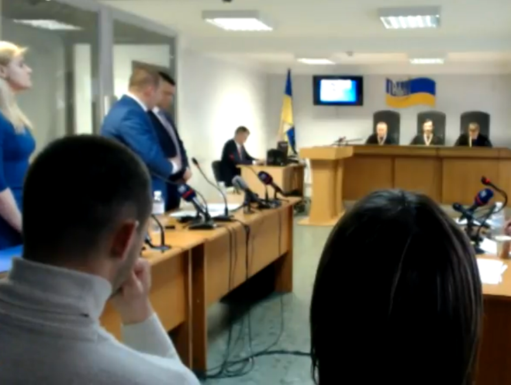 Оболонский суд перешел к дебатам на процессе по делу о госизмене Януковича, адвокаты протестуют