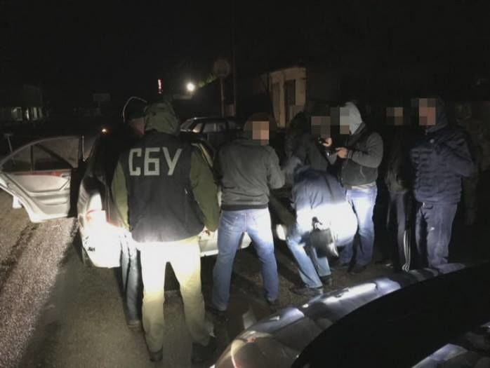 У Дніпропетровській області СБУ викрила угруповання, що грабувало людей під виглядом поліцейських