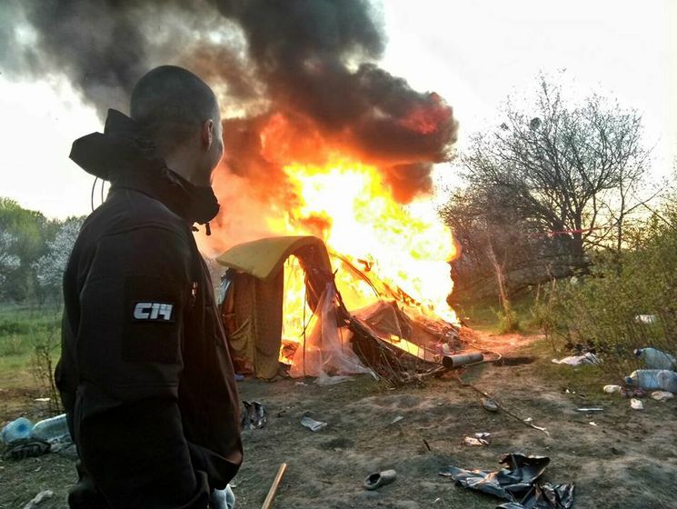 "Безопасно сожгли". Националисты из С14 разгромили лагерь ромов на Лысой горе в Киеве