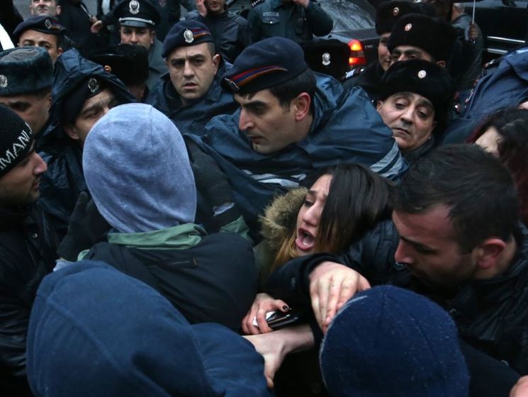 В Ереване полиция разгоняет демонстрантов, лидера оппозиции Пашиняна увели правоохранители
