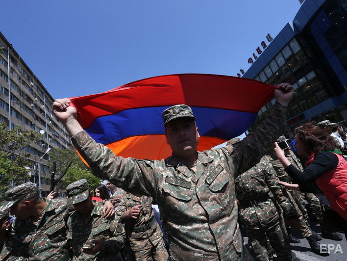 У міноборони Вірменії пообіцяли покарати військових, які приєдналися до протестувальників у Єревані