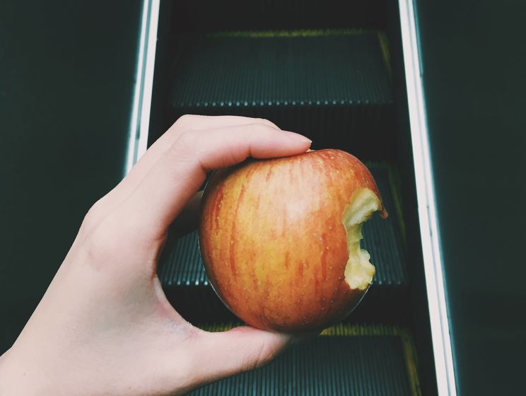 В США таможенник оштрафовал на $500 пассажирку за нелегальный ввоз яблока, выданного во время перелета из Парижа