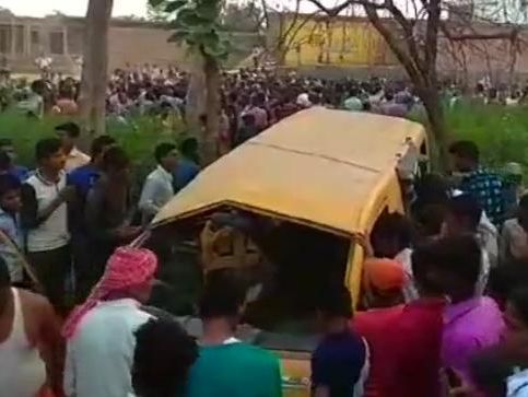 В Индии 13 детей погибли в результате столкновения поезда со школьным автобусом
