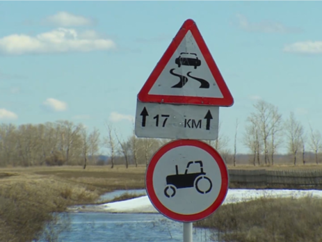 Дорожный знак в Дувановке, информирующий о дороге без асфальтового покрытия
