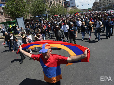 В Армении возобновились акции протеста, демонстранты перекрывают дороги