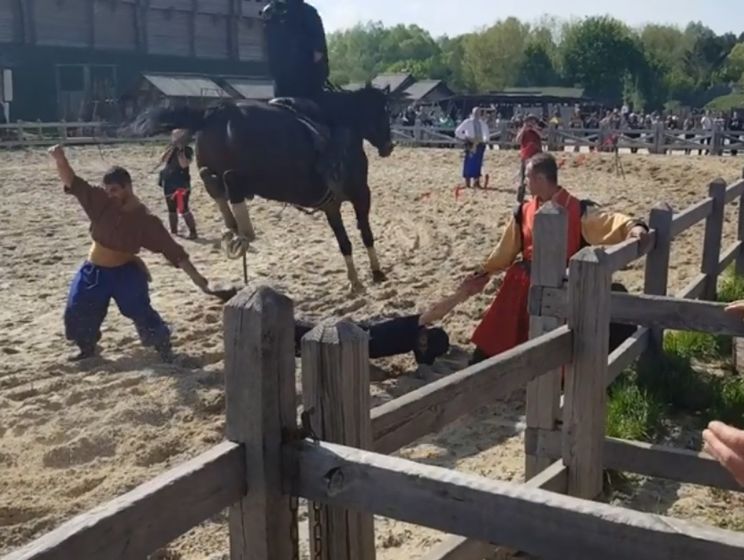 Киевский полицейский верхом на коне перепрыгнул через коллегу. Видео