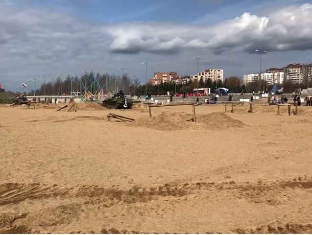 В Санкт-Петербурге танк наехал на посетителей фестиваля "Боевая сталь". Видео